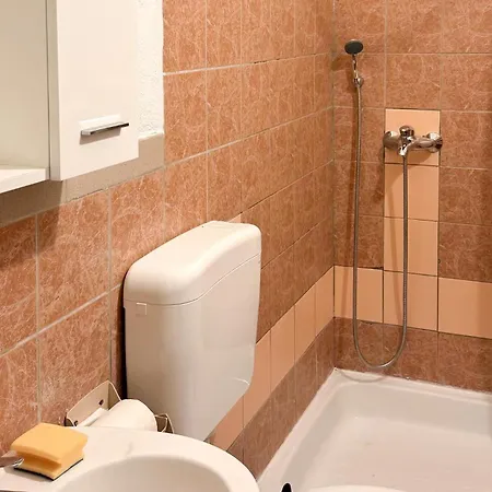 1 Bedroom Amazing In Apartment *